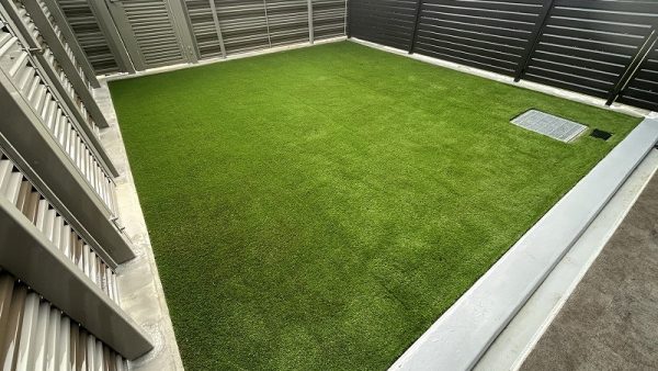 【大阪】吹田市 マンション専用庭の人工芝施工