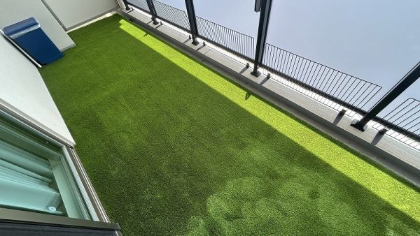 【大阪】大阪市 ペットも喜ぶバルコニーに人工芝施工