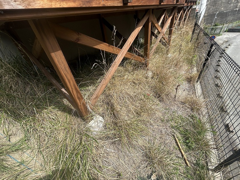 【兵庫】川西市 雑草に悩む法面に人工芝施工