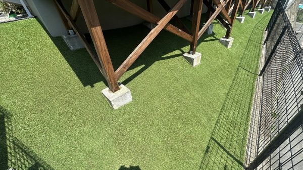 【兵庫】川西市 雑草に悩む法面に人工芝施工