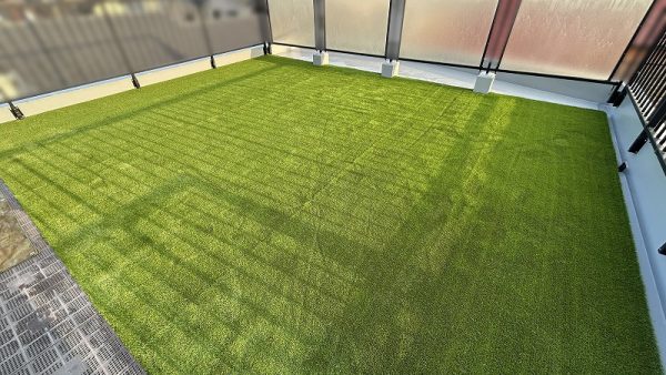 【兵庫】宝塚市 屋上テラスに人工芝ドッグランを施工