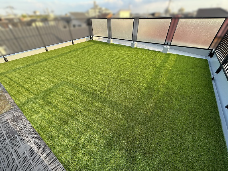 【兵庫】宝塚市 屋上テラスに人工芝ドッグランを施工