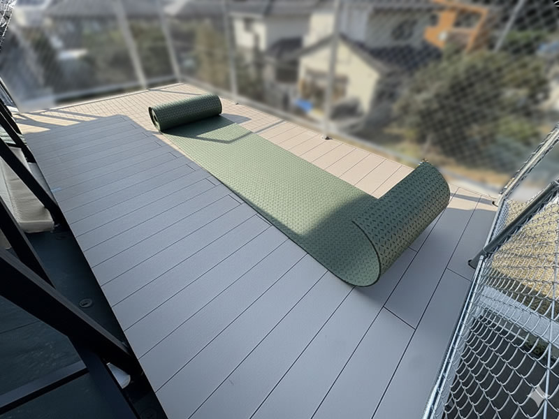 【大阪】箕面市 法面デッキにショックパッドと人工芝