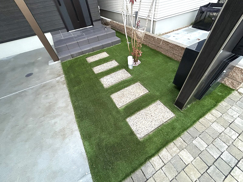 【大阪】松原市 玄関アプローチと駐車場の人工芝施工