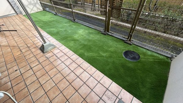 【大阪】茨木市 雑草が生い茂るマンション専用庭を人工芝に