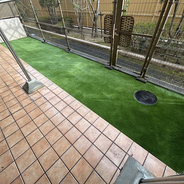 【大阪】茨木市 雑草が生い茂るマンション専用庭を人工芝に