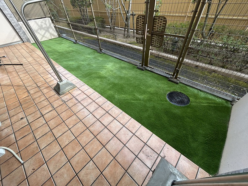 【大阪】茨木市 雑草が生い茂るマンション専用庭を人工芝に