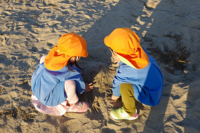 こんな園庭は、人工芝がよく合います