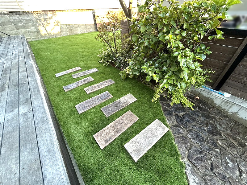 【兵庫】明石市 広いお庭に枕木ステップとゴルフ人工芝