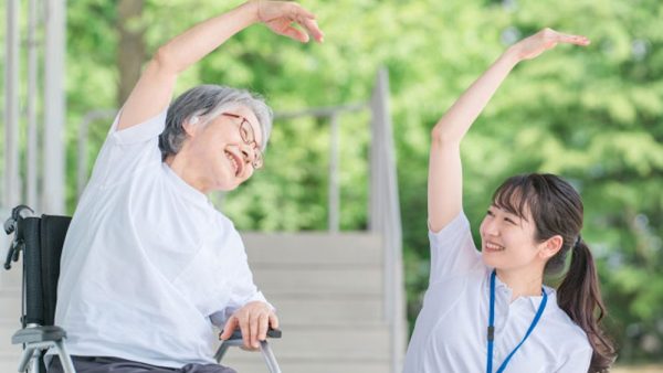 介護施設に人工芝はおすすめ？導入メリットと選び方を解説