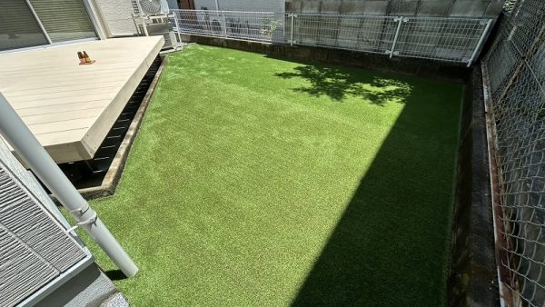 【大阪】高槻市 ウッドデッキのあるお庭に人工芝施工