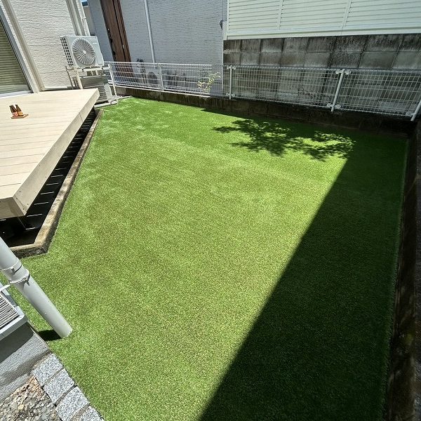 【大阪】高槻市 ウッドデッキのあるお庭に人工芝施工