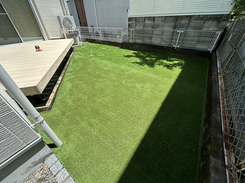 【大阪】高槻市 ウッドデッキのあるお庭に人工芝施工