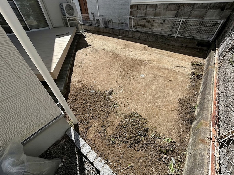 【大阪】高槻市 ウッドデッキのあるお庭に人工芝施工