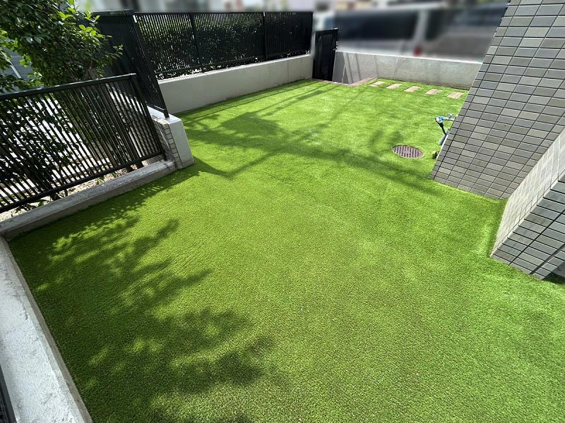 【京都】向日市 ステップのあるお庭に人工芝を施工