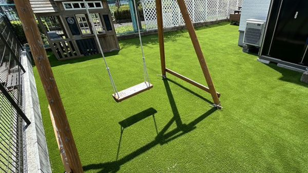 【大阪】南河内郡 木製ブランコとコテージに合う人工芝のお庭