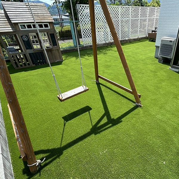 【大阪】南河内郡 木製ブランコとコテージに合う人工芝のお庭
